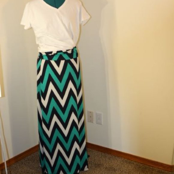 Tovia - Long skirt , size large - Picture 2 of 8